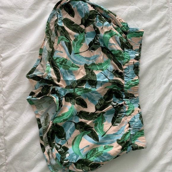 Short shorts - Picture 1 of 2